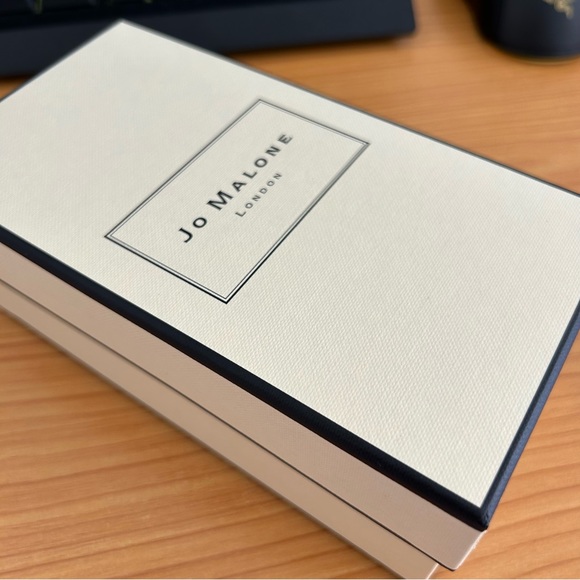 Jo Malone Box and Holiday Shopping Bag - Picture 8 of 11